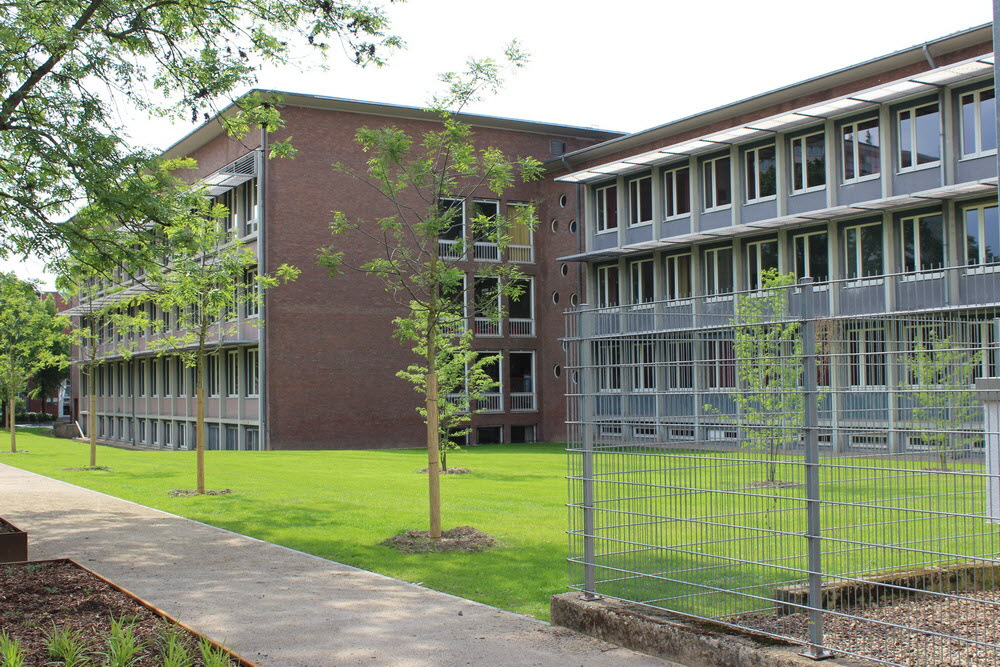 Park vor Trakt A und B des GAW